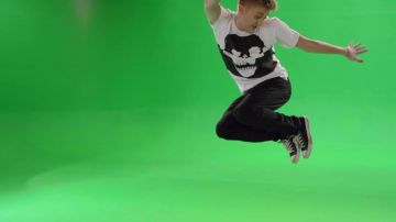 Les sneakers Converse Chuck Tay­lor All Star Clas­sic de Vald dans son clip Eurotrap