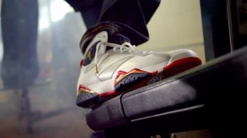 les Air jordan VII retro olympic dans le clip 23 de Mike WiLL Made-It