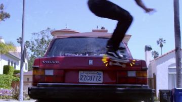 The sneakers Vans Old Skool black in the clip My dope of Nekfeu