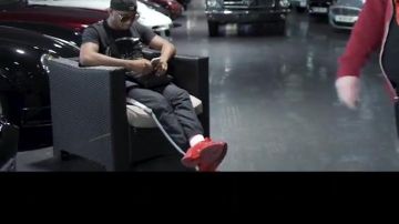 Las Adidas en el clip On traîne de Remy