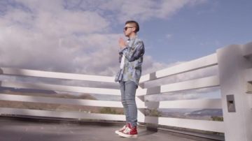 Les sneakers Converse Chuck Taylor All Star rouges dans le clip La Sauce de Hamza