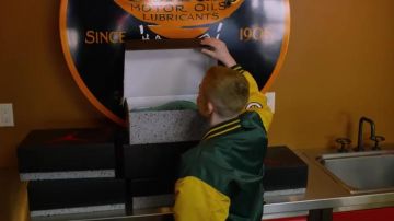 Sneakers Nike Air Jordan 6 "Gatorade" in the clip of Macklemore feat. Lil Yatchy