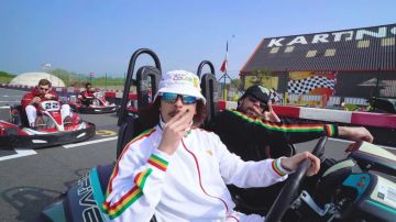 Le bob Game Boy Color Pikachu de Lorenzo aka l'empereur du sale dans son clip Fume à fond