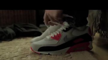 Sneakers Nike Air max 90 infrared of Macklemore (child) in his clip Wing$