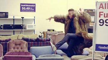 The Vans CLASSIC SLIP-ON in the clip Thrift Shop de Macklemore