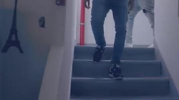 Las clásicas zapatillas azul nylon azul marino reebok de Krisy en el videoclip "They think"