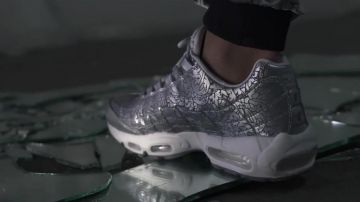 Les sneakers Nike Air Max 95 Anni­ver­sary QS Argen­tées dans le clip 7:77 AM de Nekfeu
