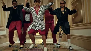 Les sandales dans le clip 24k Magic de Bruno Mars