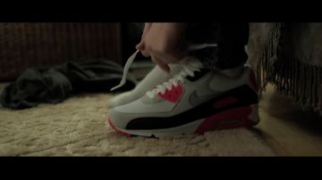 Sneakers Nike Air max 90 infrared of Macklemore (child) in his clip Wing$ Macklemore & Ryan Lewis