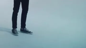 Les Converse dans le clip Diable de Romeo Elvis