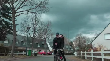 Gorra Tommy Hilfiger de Columbine en el video musical Les Prélis