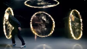 Las zapatillas azules Nike Air Max 90 'Mesh' de Eminem en su video musical del dios del rap