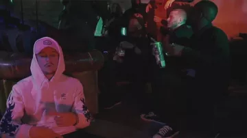 Les Converse dans le clip On va le faire de $-Crew
