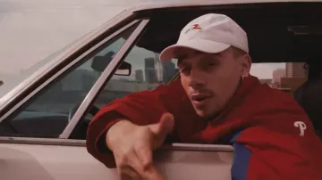 La gorra blanca Rewind usada por Mister V en su video musical de Venecia 