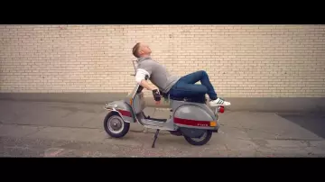 Les Adidas superstar dans le clip Downtown de Macklemore