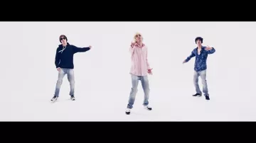 El ante puma muy azul oscuro en el clip We too de Bigflo & Oli
