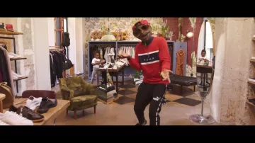 La sudadera Puma en el video musical Afro Trap Pt. 9 de MHD