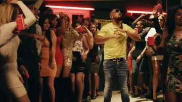 Cinturón de cuero Salvatore Ferragamo de Alonzo en su clip Regarde Moi