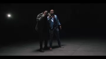El yeezy en el clip Reste tranquille d'Alonzo