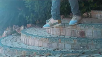 Las zapatillas Balenciaga Runners Race de Hornet La Frappe en el clip Pienso en ti
