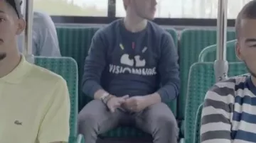 La sudadera Visionary Navy usada por Louis en el clip Dommage de Bigflo & Oli