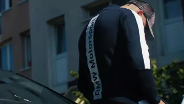 La sudadera Puma x BMW Motorsport de Hornet La Frappe en el clip Pienso en ti