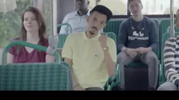 Le Polo jaune Lacoste porté par Bigflo dans son clip "Dommage"