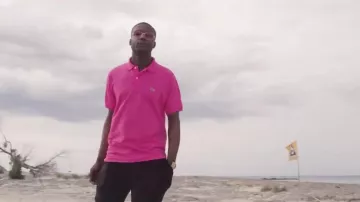 Le polo Lacoste rose porté par Ninho dans Mamacita