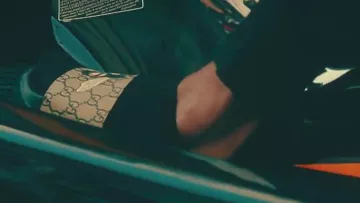 Les claquettes Gucci de Alonzo dans son clip Bagarre