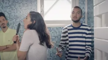 Le pull col rond en coton à rayures décalées Lacoste porté par Oli dans le clip Dommage de Bigflo & Oli