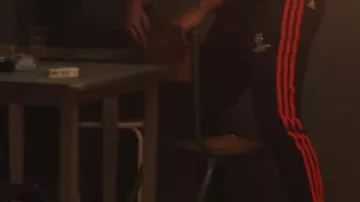 Las medias de jogging Adidas del equipo de fútbol Bayern Munich usadas por Rim-K en su video musical alienígena
