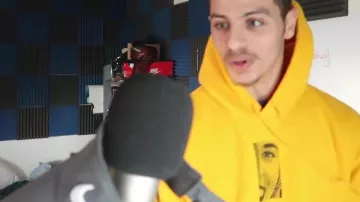 The sweatshirt yellow Elleore by Edyne clothing of Premium in her video clip Felaback