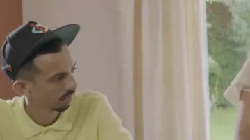 La casquette logo V (Visionnaire) portée par Bigflo dans le clip Dommage de Bigflo et Oli