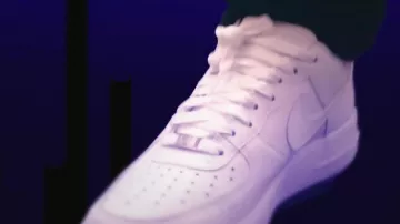 Las zapatillas blancas Nike Air Force One de Dinos Punchlinovic en su video musical Namek