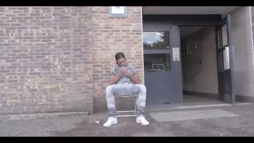 Les Louis Vuitton dans le clip Dans ta rue de PNL