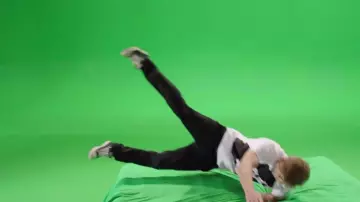 Les sneakers Converse Chuck Tay­lor All Star Ox W de Vald dans le clip Eurotrap