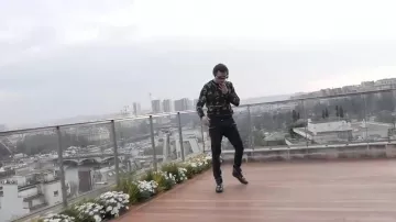 El cinturón Salvatore Ferragamo de Ademo en el clip Da de PNL