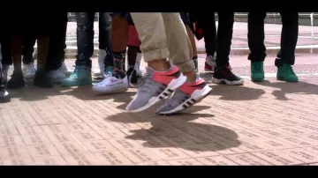 Zapatillas Adidas Originals EQT de un extra en el video musical Rolex de Ayo y Teo