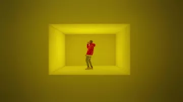 Sneakers Nike ACG Maona Drake in her video clip Hotline Bling