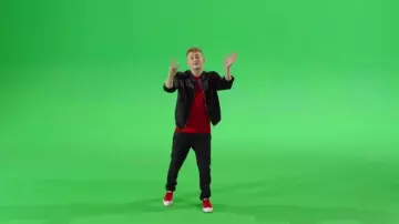 Les Converse rouges dans le clip Eurotrap de Vald