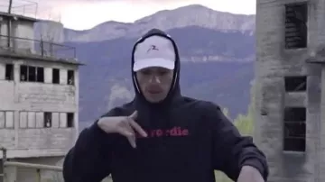 la gorra blanca Rewind usada por Mister V en su video musical Top Album