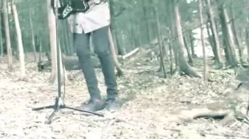 the sneakers vans authentic Tyler Joseph in her video clip "ride"