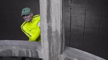 La gorra Polo Ralph Lauren similar a la que usó Mister V en su video musical Top Album