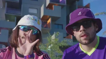 El bob Kangol morado del poto Rico en el clip Fume à fond de Lorenzo