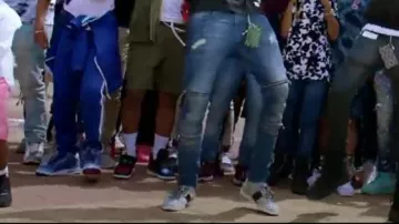 Les sneakers Gucci Glitter grey dans le clip Rolex de Ayo & Teo