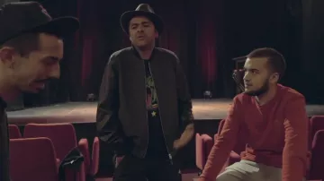 Le pullover Lacoste Rouge de Oli dans le clip Personne de Bigflo et Oli