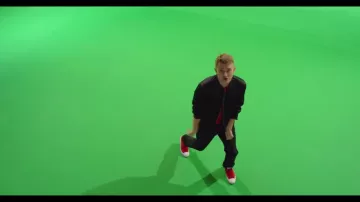 Les converse chuck taylor 2 dans le clip Eurotrap de Vald