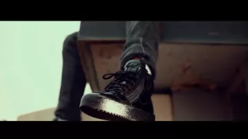 Les zanotti dans le clip C'est la même de Djadja & Dinaz