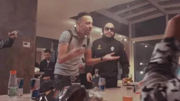 El cinturón de Philipp Plein en el clip Aparte del de Naps