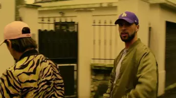 La casquette violette New Era L.A. dans le clip J'aurais pas du de S-crew